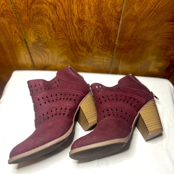 Diba - Maddie Cut Out Heeled Laser Cut Bootie - size 7 - Burgundy - Picture 2 of 8